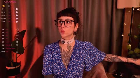 Snapshot of mika_moon_ chatting on 12.08.24 mika_moon_ online show from 12.08.24