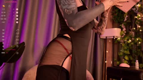 Snapshot of mika_moon_ chatting on 12.13.24 mika_moon_ online show from 12.13.24