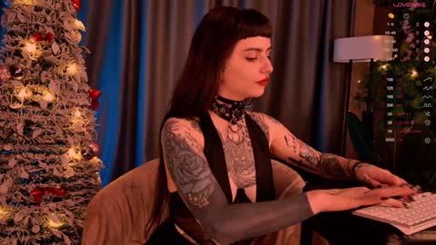 Snapshot of mika_moon_ chatting on 12.27.24 mika_moon_ online show from 12.27.24