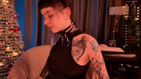 Snapshot of mika_moon_ chatting on 12.30.24 mika_moon_ online show from 12.30.24