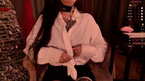 Snapshot of mika_moon_ chatting on 12.31.24 mika_moon_ online show from 12.31.24