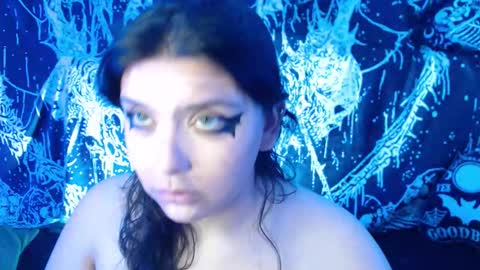 Snapshot of mikaskullcs chatting on 09.29.25 Mika online show from 09.29.25