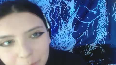 Snapshot of mikaskullcs chatting on 10.01.25 Mika online show from 10.01.25