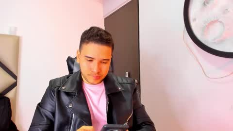 Snapshot of mike_256 chatting on 11.08.25 Mike online show from 11.08.25