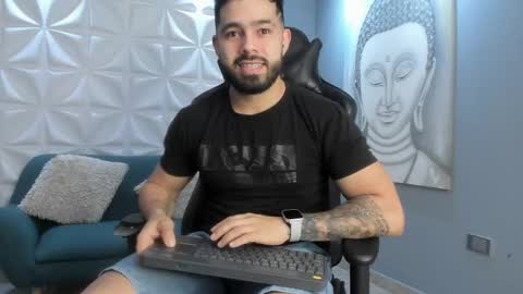 Snapshot of mikeblare chatting on 01.02.25 Mike Blare online show from 01.02.25