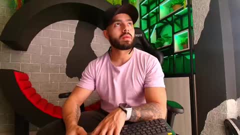 Snapshot of mikeblare chatting on 01.12.25 Mike Blare online show from 01.12.25