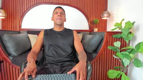 Snapshot of mikesteele_ chatting on 04.10.26 online show from 04.10.26