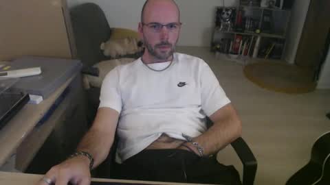 Snapshot of mikmik91 chatting on 11.19.25 mikmik91 online show from 11.19.25