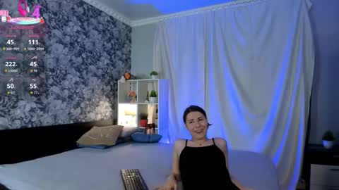 Leila blond and Bella black online show from 09.12.25