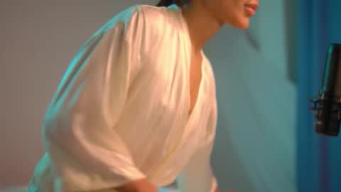 mila may  online show from 09.19.25