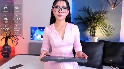 Snapshot of mila_shay chatting on 10.09.25 Mila online show from 10.09.25