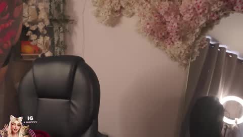 Snapshot of mila_snoow chatting on 11.01.25 M I L A online show from 11.01.25