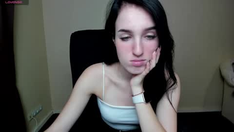 Snapshot of mila_sweets chatting on 09.24.25 Mila online show from 09.24.25