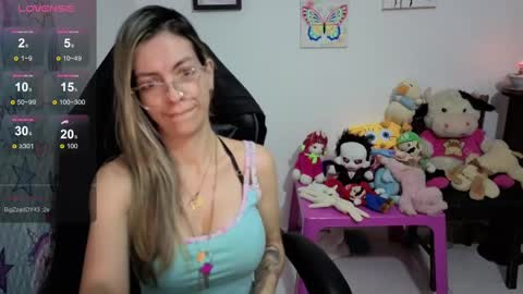 Snapshot of milacoxx8819 chatting on 09.17.25 milacoxx8819 online show from 09.17.25