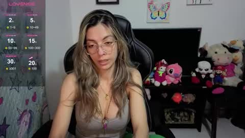 Snapshot of milacoxx8819 chatting on 09.22.25 milacoxx8819 online show from 09.22.25