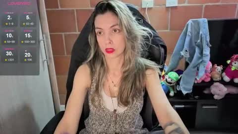 Snapshot of milacoxx8819 chatting on 10.08.25 milacoxx8819 online show from 10.08.25