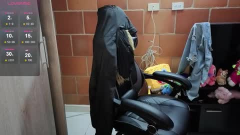 Snapshot of milacoxx8819 chatting on 10.11.25 milacoxx8819 online show from 10.11.25