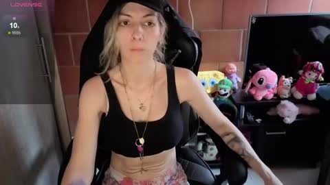 Snapshot of milacoxx8819 chatting on 10.11.25 milacoxx8819 online show from 10.11.25