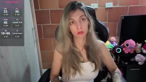 Snapshot of milacoxx8819 chatting on 10.12.25 milacoxx8819 online show from 10.12.25