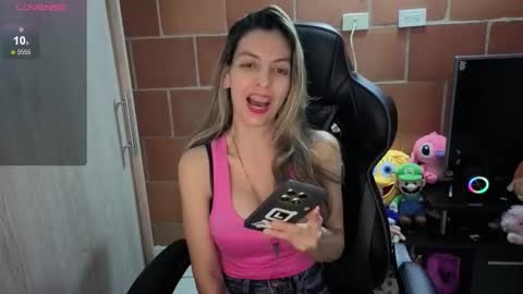 Snapshot of milacoxx8819 chatting on 10.17.25 milacoxx8819 online show from 10.17.25