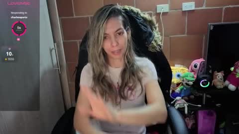 Snapshot of milacoxx8819 chatting on 10.18.25 milacoxx8819 online show from 10.18.25