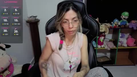 Snapshot of milacoxx8819 chatting on 10.23.25 milacoxx8819 online show from 10.23.25