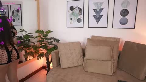 Snapshot of milacrave chatting on 09.19.25 milacrave online show from 09.19.25