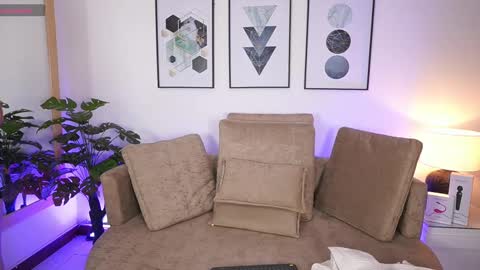 Snapshot of milacrave chatting on 09.20.25 milacrave online show from 09.20.25