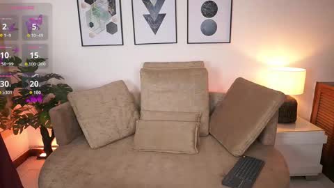 Snapshot of milacrave chatting on 09.25.25 milacrave online show from 09.25.25