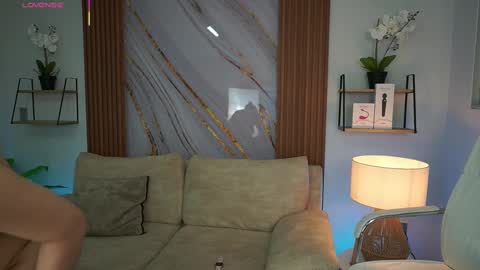 Snapshot of milacrave chatting on 10.02.25 milacrave online show from 10.02.25