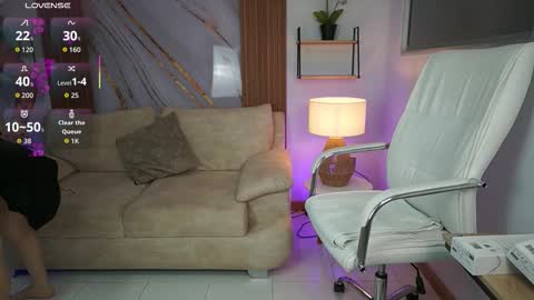 Snapshot of milacrave chatting on 10.10.25 milacrave online show from 10.10.25