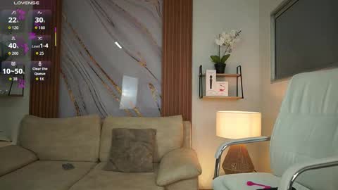 Snapshot of milacrave chatting on 10.11.25 milacrave online show from 10.11.25