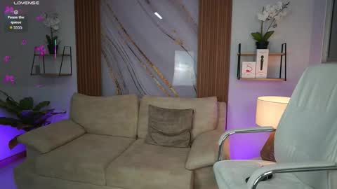 Snapshot of milacrave chatting on 10.13.25 milacrave online show from 10.13.25