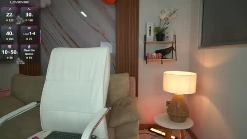 Snapshot of milacrave chatting on 10.28.25 milacrave online show from 10.28.25