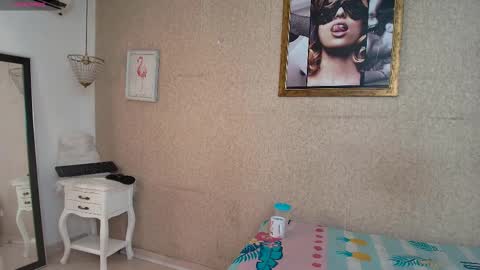 Snapshot of miladiosa chatting on 10.27.25 miladiosa online show from 10.27.25