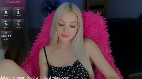 Snapshot of milanafox_ chatting on 12.17.24 Lana online show from 12.17.24