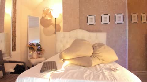 Snapshot of milaniminxx chatting on 10.02.25 aya online show from 10.02.25