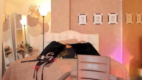 Snapshot of milaniminxx chatting on 10.10.25 aya online show from 10.10.25