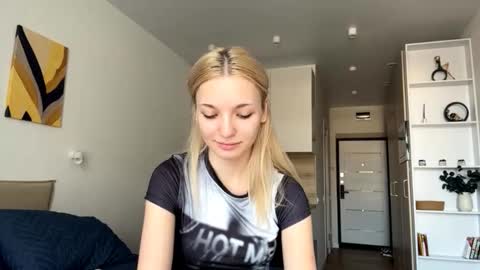 Snapshot of mildaleggette chatting on 10.08.25 Millla online show from 10.08.25