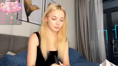 Snapshot of mildaleggette chatting on 10.11.25 Millla online show from 10.11.25