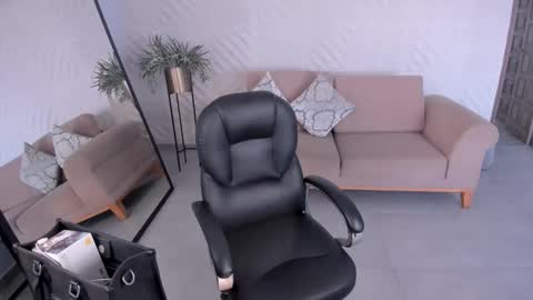 Snapshot of mileycruz_ chatting on 10.11.25 Miley Cruz IG miley model23 online show from 10.11.25