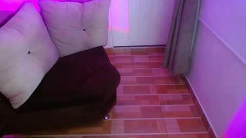 Snapshot of milfrosalie chatting on 10.07.25 Rosalie  online show from 10.07.25