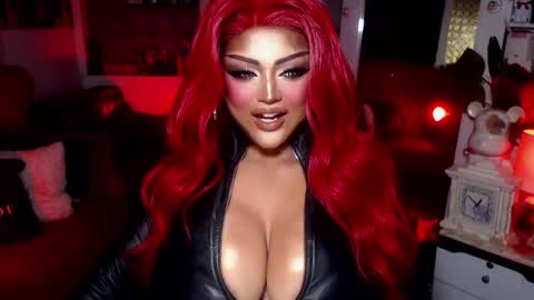 Snapshot of milkshakelavinia chatting on 02.11.25 milkshakelavinia online show from 02.11.25