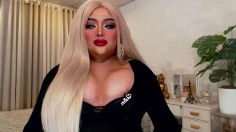 Snapshot of milkshakelavinia chatting on 09.12.25 milkshakelavinia online show from 09.12.25