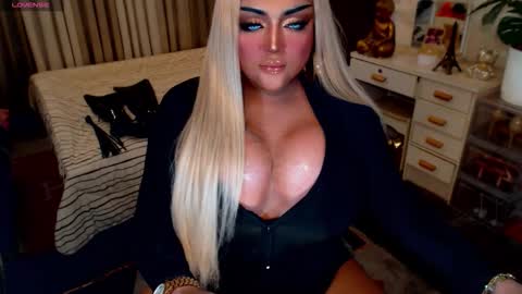 Snapshot of milkshakelavinia chatting on 09.18.25 milkshakelavinia online show from 09.18.25