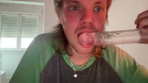 Snapshot of milkymitch chatting on 01.05.25 Mimi online show from 01.05.25