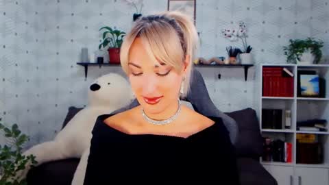 Snapshot of millaxqueen chatting on 10.11.25 MillaXQueen online show from 10.11.25