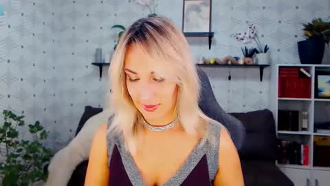 Snapshot of millaxqueen chatting on 11.04.25 MillaXQueen online show from 11.04.25