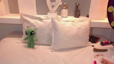 Snapshot of milu_w4llace chatting on 09.20.25 Milu Wallace online show from 09.20.25