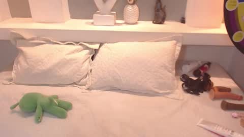 Snapshot of milu_w4llace chatting on 10.01.25 Milu Wallace online show from 10.01.25